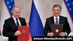 Президент России Владимир Путин и президент Узбекистана Шавкат Мирзиеев. 