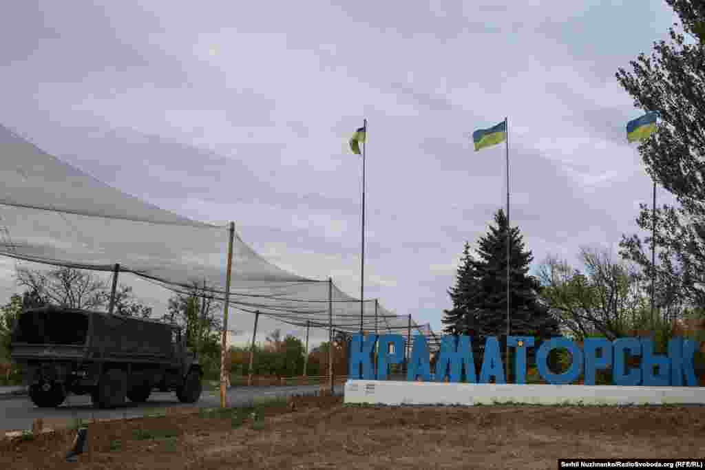 Ад знаку «Краматорск» да лініі фронту менш за 16 км — адлегласьць, якую FPV-дрон пралятае за 10 хвілін. 5 кастрычніка расейскія войскі ўпершыню ўдарылі па Краматорску валаконна-аптычным FPV-дронам, да гэтага паведамлялася толькі пра ўдары радыёкіраваных бесьпілётнікаў. Цяпер жа бадай штодня паведамляюць пра FPV-дроны над горадам або пра БПЛА («Шахеды», «Герані»)