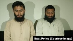 د چالیار مدرسې دوه ښوونکي قاري عمر او احسان الله د پولیسو په ولقه کې - د جولای ۲۹مې انځور
