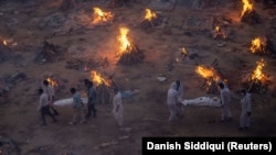 مراسم به آتش کشیدن جسدهای بیماران کووید-۱۹ در هند