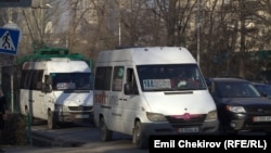 Бишкектеги эл ташыган кичи автобустар. Иллюстрациялык сүрөт.