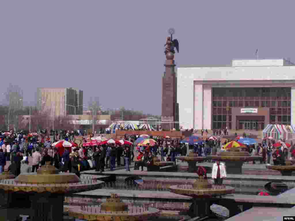 "Тюльпановая революция" 2005 года.