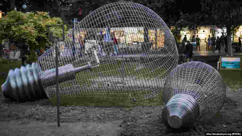 Пам'ятник блекауту в Ялті. Крім вождів і полководців, у Криму з'являються так само свідоцтва сучасності. У ялтинському сквері Калініна встановили дві величезні лампочки, які підсвічуються у темний час доби. Підконтрольна Росії міська влада називає цю інсталяцію символом відключень світла в Криму, які почалися в листопаді 2015 року та тривали близько п'яти місяців