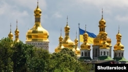 Din octombrie 2022, Serviciul de Securitate al Ucrainei a efectuat periodic percheziții în bisericile Bisericii Ortodoxe Ucrainene și a impus sancțiuni episcopilor și susținătorilor săi financiari. 