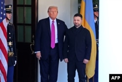 Прэзыдэнт ЗША Дональд Трамп вітае прэзыдэнта Ўкраіны Ўладзіміра Зяленскага ў Белым доме. Вашынгтон, 17 кастрычніка 2025 году