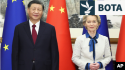 Udhëheqësi kinez, Xi Jinping, dhe presidentja e Komisionit Evropian, Ursula von der Leyen, gjatë një takimi në dhjetor të vitit 2023. 