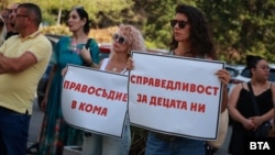 Протестиращи в Бургас, 22 август 2025 г.