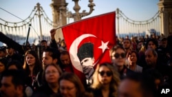 Ataturk rămâne o figură influentă în societatea turcă și în ziua de azi, iar țara îl comemorează în fiecare an pe 10 noiembrie, data la care acesta a murit.