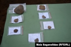 წინასწარი ვარაუდით, ესენი არის პირველყოფილი ადამიანების ქვის იარაღები