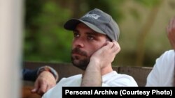 „მიხსენებდნენ მზია ამაღლობელსა და ჩემს მეგობარს, საბა სხვიტარიძეს...
[პოლიციელი] მთელი გზა მიმეორებდა, ვიცი რაც დააშავეო, დაგპირდი და დაგიჭირეო“, - გელა ხასაია.