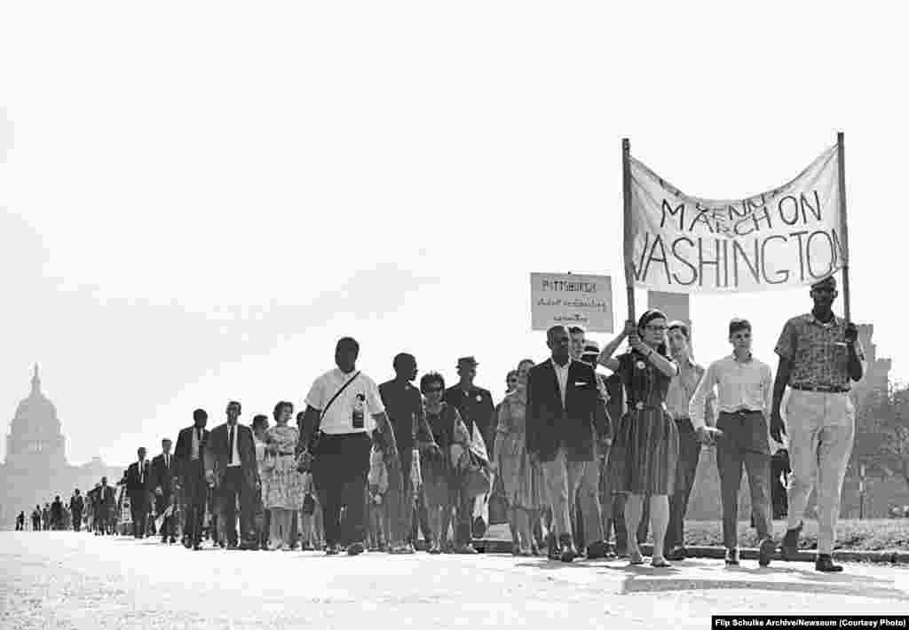 Колонна между Капитолием и Мемориалом Линкольна во время Марша на Вашингтон. 