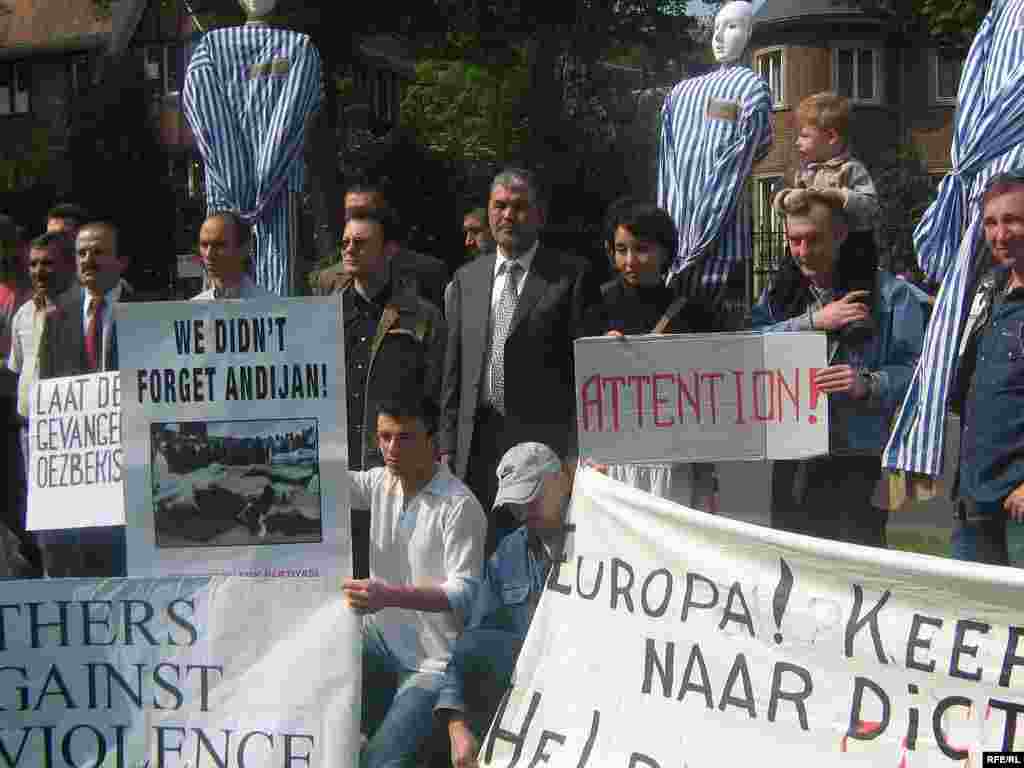 Өзбекстандын Бельгиядагы элчилигинин алдында Ислам Каримовго каршы уюштурулган акция. 2006-жылдын май айы.