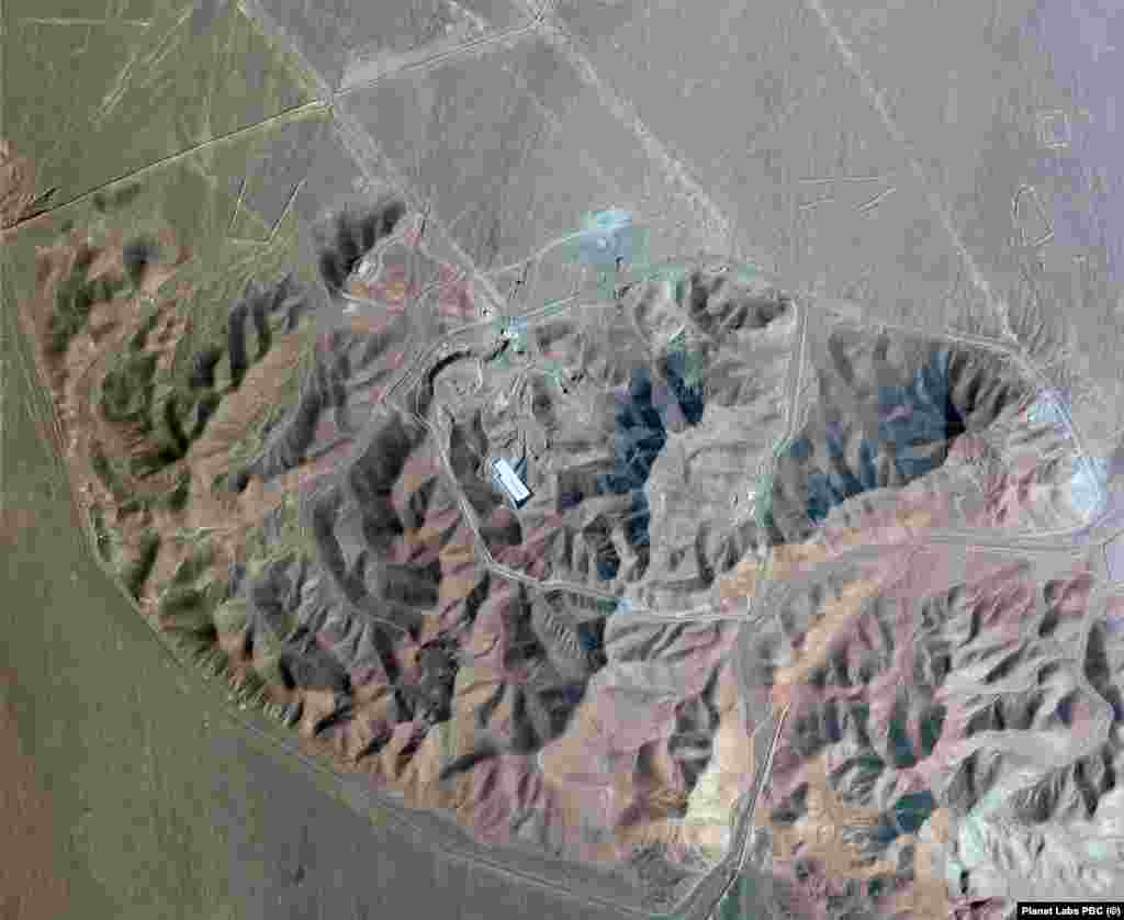 ირანის ფორდოს საწვავის გამდიდრების ობიექტი 19 ივნისს, აშშ-ის დარტყმამდე და 22 ივნისს, დარტყმის შემდეგ.