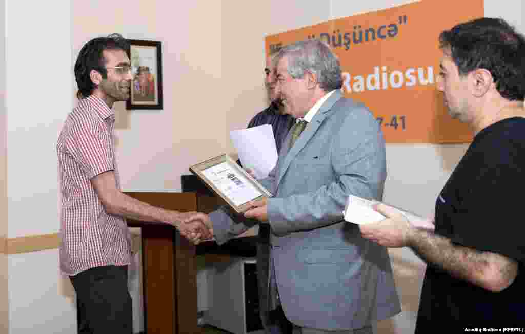 "Ədəbi Azadlıq-2014" müsabiqəsinin şeir nominasiyasında qalibi Rüfət Əhmədzadə mükafatı Sabir Rüstəmxanlıdan qəbul edir.