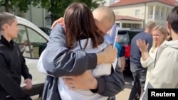 Lidera opoziției belaruse, Sviatlana Tsihanouskaia, îmbrățișându-și soțul la eliberarea acestuia după aproape 5 ani de detenție, pe 21 iunie 2025