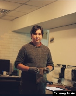 Бейбарыс Толымбеков жұмыс кезінде.