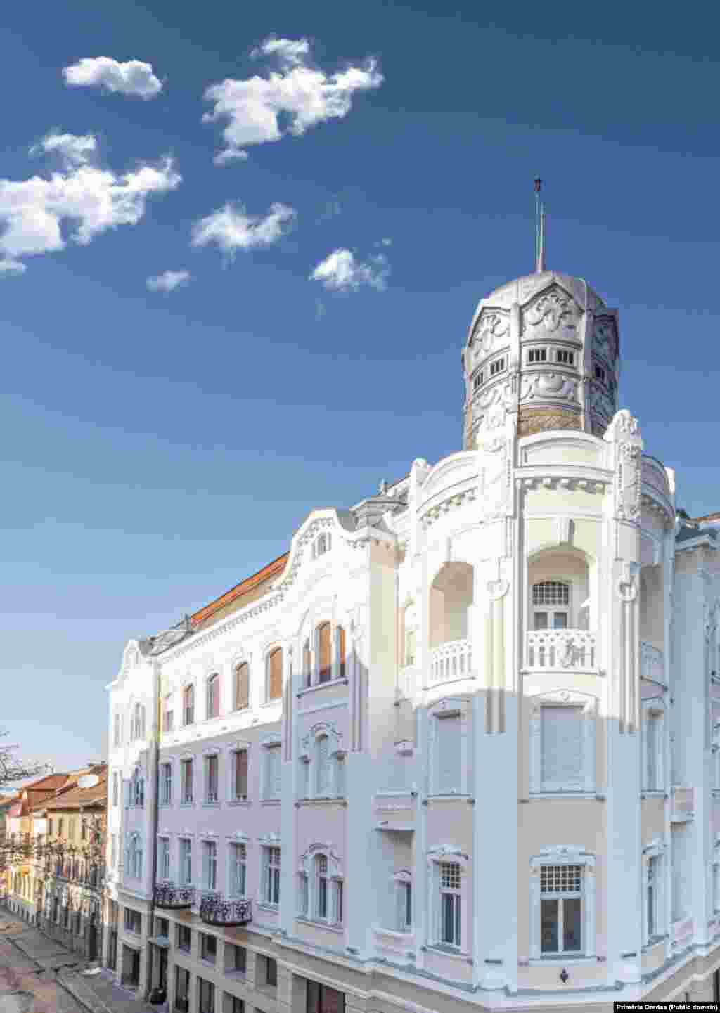 Palatul Apollo, construit de arhitectul Kálmán Rimanóczy junior, reprezentant al eclectismului orădean, la început de secol XX. Face parte, alături de Palatul Stern și de Palatul Moskovits Miksadin, din triada arhitecturală orădeană care ilustrează cel mai bine stilul secession. A fost pe rând han, cafenea a orașului și sală de jocuri de noroc