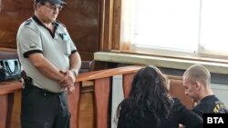 Жулиен Кязимов (дясно), обвинен в хулиганство и нанасяне на тежка телесна повреда на полицай, по време на разглеждането на мярката си за неотклонение в Окръжен съд - Русе.