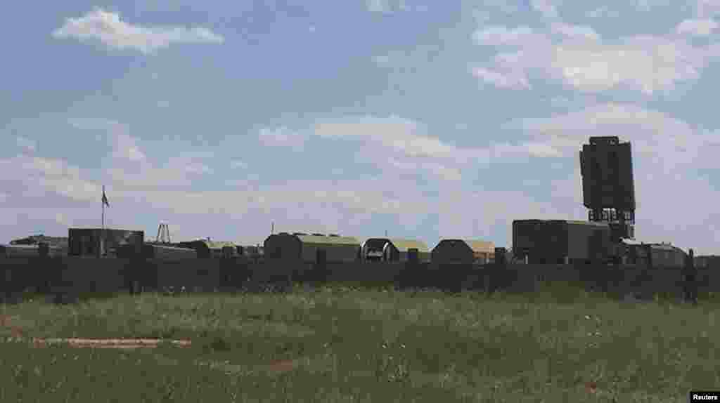 Ще один військовий аеродром розташований у Джанкої в 40 кілометрах від української території. За спостереженнями Reuters, там розташовані щонайменше сім військових вертольотів Мі-24 і контингент військових техніків, який їх обслуговує На фото: військова вантажівки на аеродромі у Джанкої