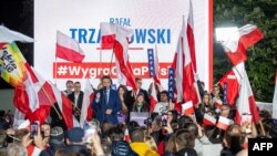 Мэр Варшавы і чалец кіроўнай «Грамадзянская кааліцыя» Рафал Тшаскоўскі выступае перад сваімі прыхільнікамі пасьля прэзыдэнцкіх дэбатаў у сядзібе Польскай тэлевізіі ў Варшаве, 12 траўня 2025