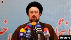 حسن خمینی، نوه روح‌الله خمینی، بنیان‌گذار جمهوری اسلامی است.