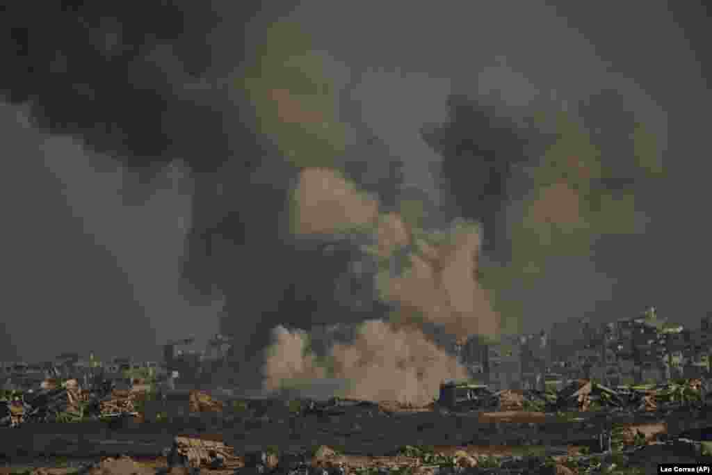 Tym i dendur duke u ngritur në qiell, pas një sulmi të ushtrisë izraelite në veri të Rripit të Gazës, i fotografuar nga jugu i Izraelit, më 30 gusht.