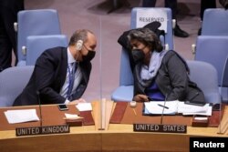 „Peste 100.000 de militari ruşi sunt dislocaţi la graniţa cu Ucraina, iar Rusia se angajează în alte acte de destabilizare ce vizează Ucraina, ceea ce constituie o ameninţare clară la adresa păcii şi securităţii internaţionale şi a Cartei Naţiunilor Unite”, a declarat ambasadorul SUA la ONU, Linda Thomas-Greenfield (dreapta).