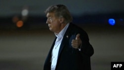 Președintele SUA, Donald Trump, după aterizarea la baza militară Andrews din Maryland, aproape de Washington, pe 15 august 2025.