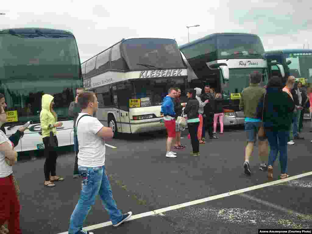 Автобусы, на которых привозили "митингующих"&nbsp; 