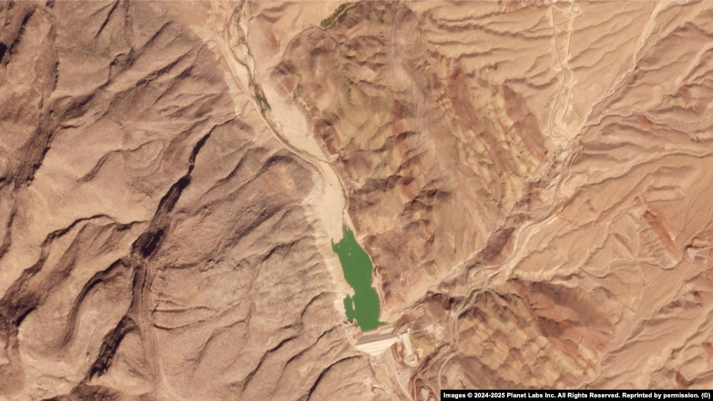 Сарбанди Рудбол. Ин сарбанд дар ҷануби вилояти Форс ҷойгир шудааст ва оби мавриди ниёзро барои обёрӣ ва мардуми маҳаллӣ дар минтақае, ки аксаран таҳти таъсири хушксолӣ қарор дорад, таъмин мекунад.