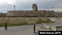 АКШнын аскер базасына жакын жердеги өткөрүү-көзөмөл пунктун кайтарып турган ооган аскерлери. 29-апрель, 2021-жыл. 