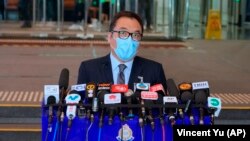 Li Kwai-wah, șeful poliției a declarat în timpul unei conferințe de presă de miercuri că studenții se află în continuare în custodie.