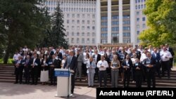 Renato Usatîi, liderul „Partidului Nostru”, susține o conferință de presă în fața Parlamentului, anunțând depunerea documentelor la CEC pentru participarea la viitoarele alegeri parlamentare, pe 19 august.