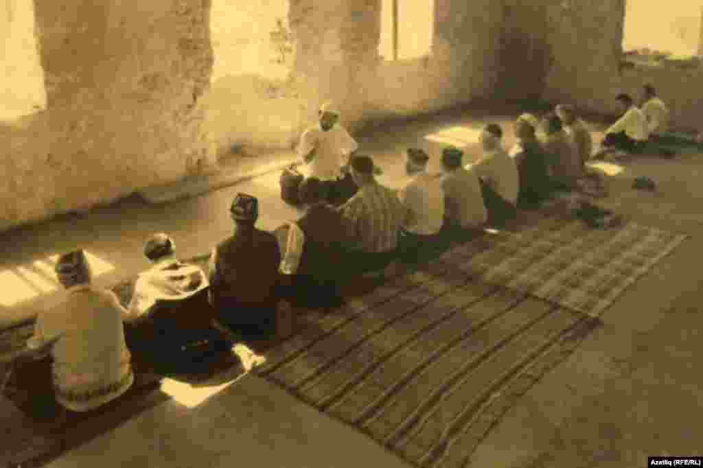 "Торгызылган мәчеттә беренче намаз", Таракташ авылы,1994. Рифкать Якупов фотосы.