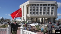 Референдумнан соң Кырып парламенты янында