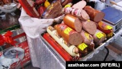 Garaşsyzlyk ýyllarynda döwlet we hususyýetçiler tarapyndan öndürilýän önümleriň köp bölegi bazardyr dükanlarda peýda boldy.