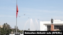 Аза күтүүгө байланыштуу мамлекеттик туулар  түшүрүлдү. 