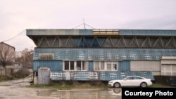 Базен во скопската населба Чаир изграден пред половина век, служи како магацин 