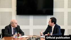 Isa Mustafa dhe Albin Kurti. 