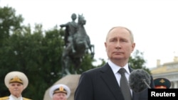 W. Putin Sankt-Peterburgda we Kronştadtda geçirilen deňiz paradyna gatnaşdy.