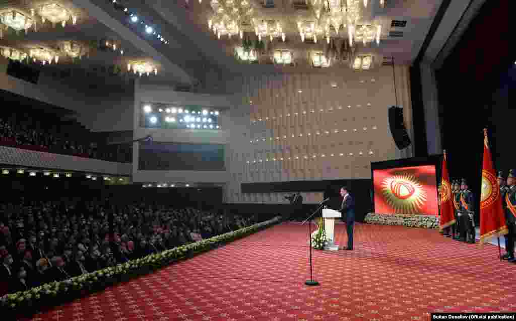 Садыр Жапаров ант берүү аземинде сүйлөгөн сөзүндө эл темирдей тартипти самап турганын, аны президенттик бийлик гана камсыздай турганын белгиледи. "Президенттик башкаруу - калың эл алдында керт башым менен жооп берүү" деп айтты.