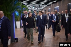 Presidenti ukrainas, Volodymyr Zelensky, majtas, me ideatorin e KPE-së, presidentin francez, Emmanuel Macron, në samitin e Budapestit.