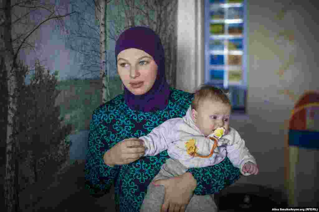 Анна і Ханіфа, молода дружина і маленька донька Вадима Сірука, кримського мусульманина, жителя передмістя Ялти, засудженого Росією за начебто причетність до забороненої в Росії мусульманської організації &laquo;Хізб ут-Тахрір&raquo; до 12 років позбавлення волі. За даними Кримськотатарського ресурсного центру, за майже 10 років з часу анексії Криму зафіксовано понад 300 політично вмотивованих ув'язнень. Більше 200 політв'язнів &ndash; представники кримськотатарського народу.&nbsp;Фото Аліни Смутко
