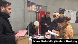 A Tisza Párt aktivistái a Budapest-Kelenföld állomáson. A visszhangot kiváltott incidensen kívül ők nem találkoztak erőszakkal, inkább sok biztatást, és csokoládét meg vizet kapnak az arra járóktól – nyilatkozták a Szabad Európa újságírójának.