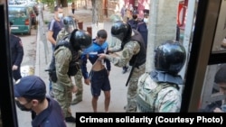 Qırımda FSB binası ögünde insanlar tutuldı: neler oldı (+foto)