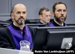 Prokurori Cezary Michalczuk (majtas) dhe prokuori i Specializuar, Jack Smith.