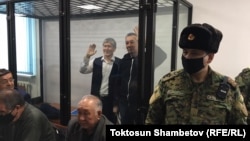 Алмазбек Атамбаев жана Фарид Ниязов сот залында. 2020-жылдын 23-декабры.