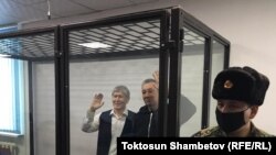 Алмазбек Атамбаев жана Фарид Ниязов сот залында. 2020-жылдын 23-декабры.