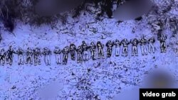 2024 წლის დეკემბერი. რუსეთის არმიის დაღუპული სამხედროების ცხედრები კურსკის ოლქში. რადიო თავისუფლების უკრაინული სამსახურის წყაროთა ცნობით, მათ შორის არიან ჩრდილოეთ კორეელი ჯარისკაცებიც.