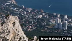 Ay-Petri dağından Mishor qasabasınıñ civarlarında Qara deñiz yalısınıñ manzarası. Qırım, 2021 senesi